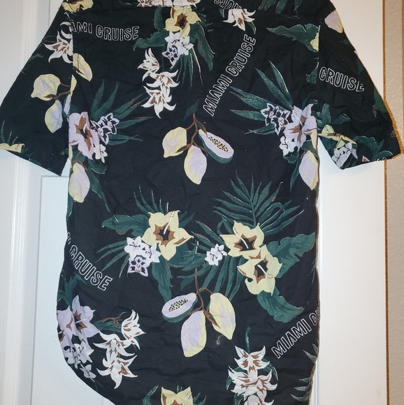 Used H&M button up 🌞 - Picture 3 of 3